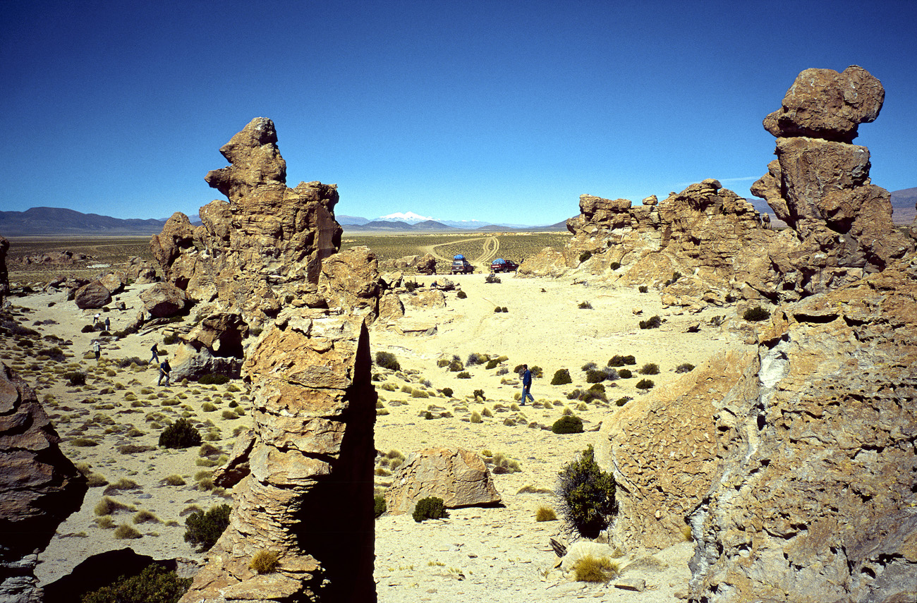 chi_5_31 vallee des pierres.jpg - Nord Lipez Vallée des pierres une halte superbe avec au fond le sommet neigeux de l'Urutunco